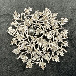 Vintage 1960 Elegant Silver highly detailed Leaf Brooch unsigned